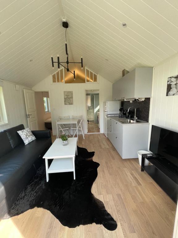 een woonkamer met een bank en een tafel bij Cottage Sanna in Jönköping