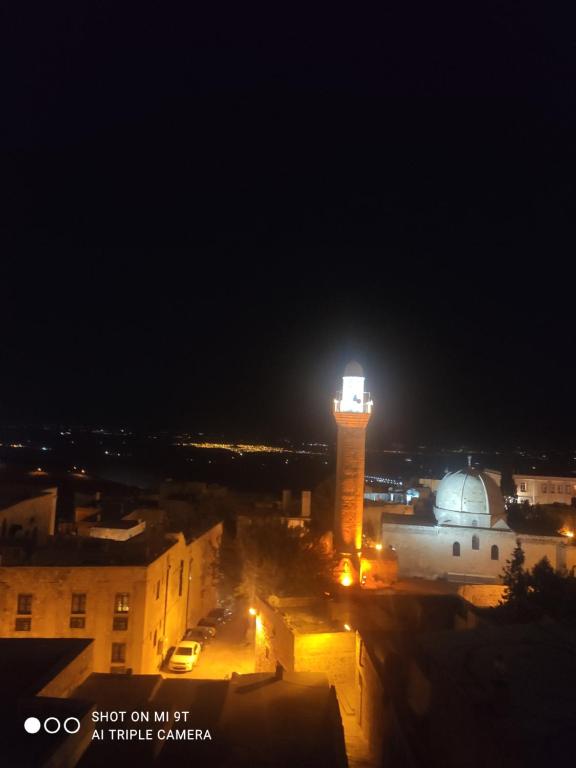 a control tower with a light at night at Manzaralı ev in Mardin