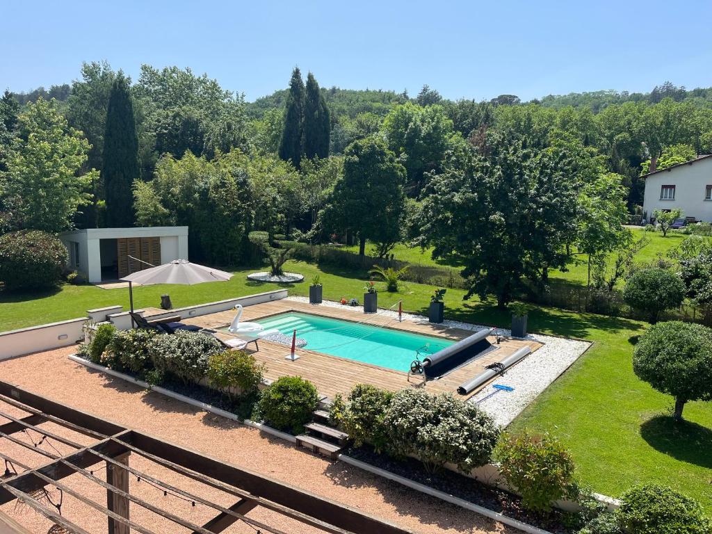 una vista aérea de una piscina en un patio en Résidence pleine nature, en Revel
