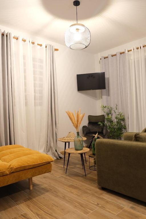 TV a/nebo společenská místnost v ubytování Résidence Terre et Passion