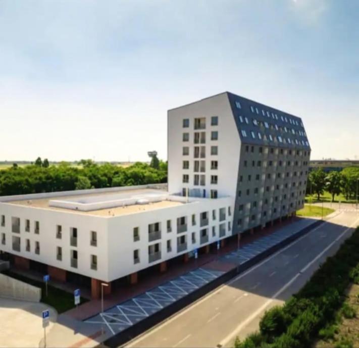 una vista sul soffitto di un grande edificio bianco di Nový, klimatizovaný, útulný apartmán s garážou, 5 min od letiska a Bratislava