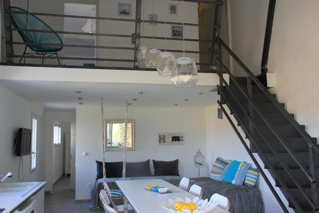 salon z kanapą i schodami w obiekcie Mas de l Aire w mieście Corneilla-del-Vercol