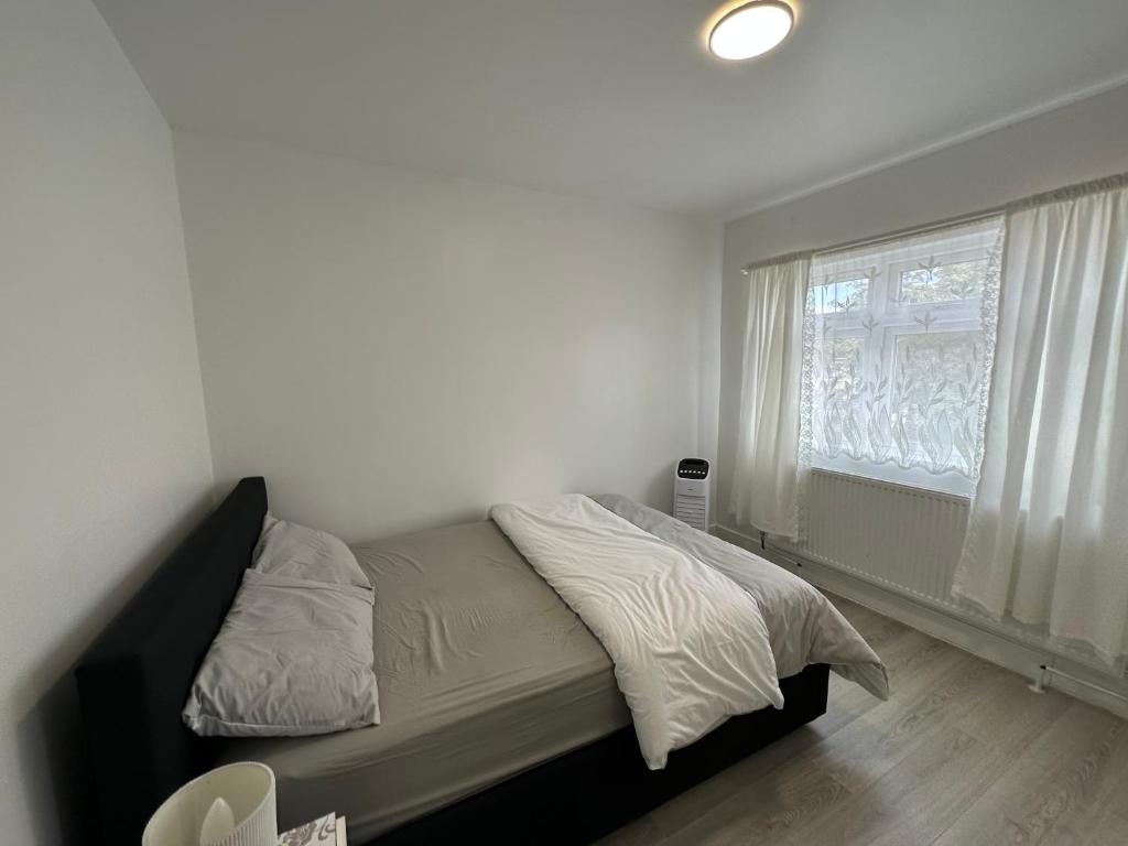 Northolt的住宿－Warwick Avenue Residency，一间卧室设有一张床和一个窗口