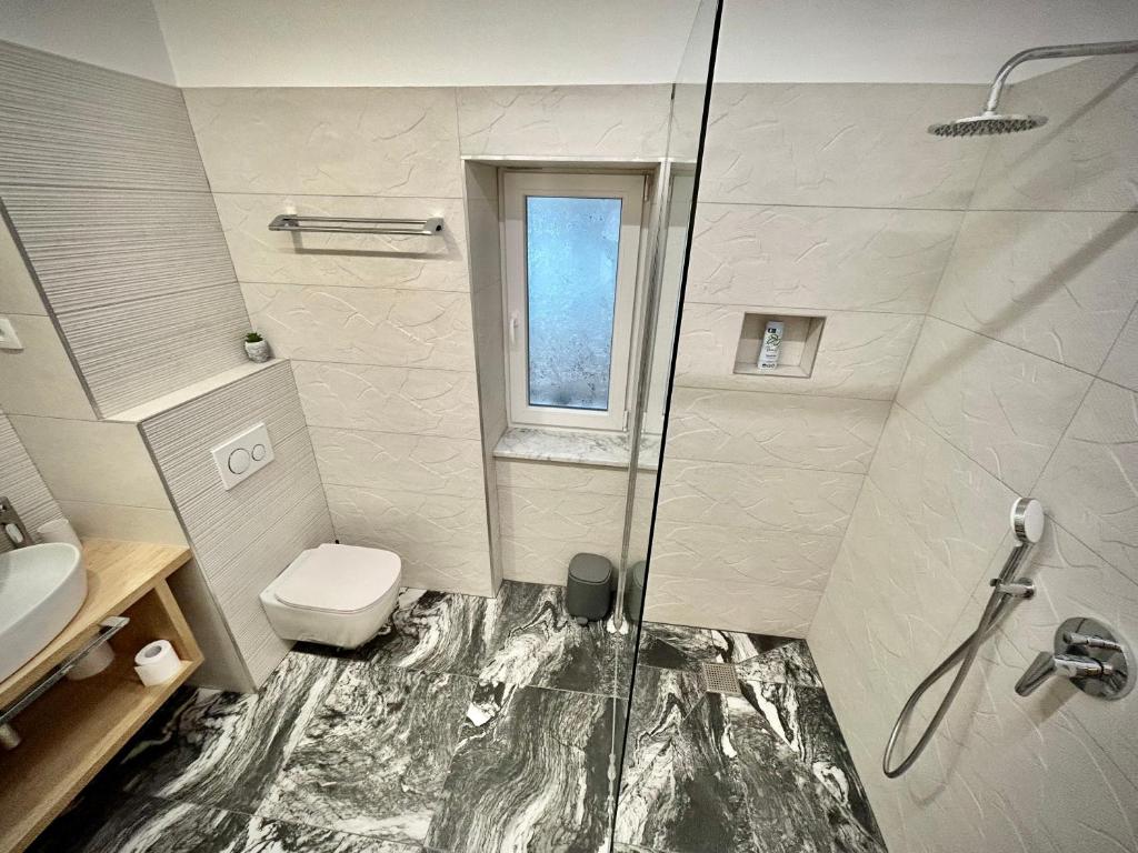 OH Apartments & Rooms - Twin Room With Private Bathroom