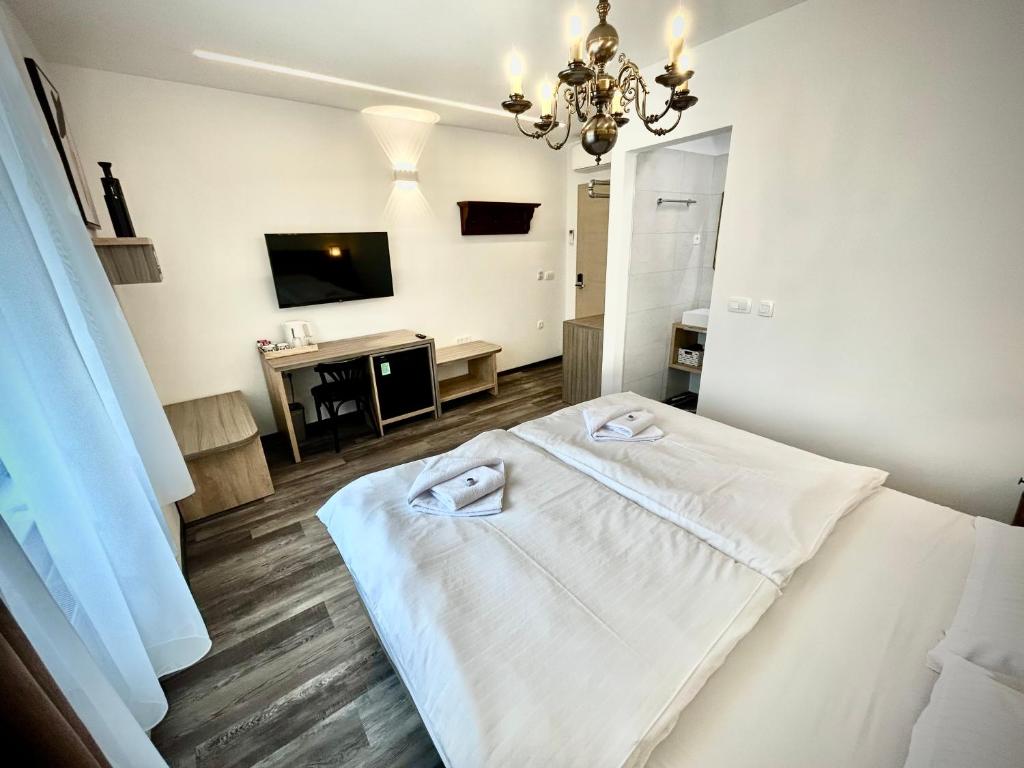 OH Apartments & Rooms - Double Room With Private Bathroom