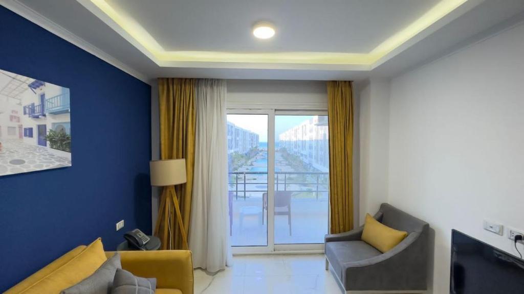 uma sala de estar com um sofá e uma janela em Direct Sea & Pool View FANADIR BAY em Hurghada