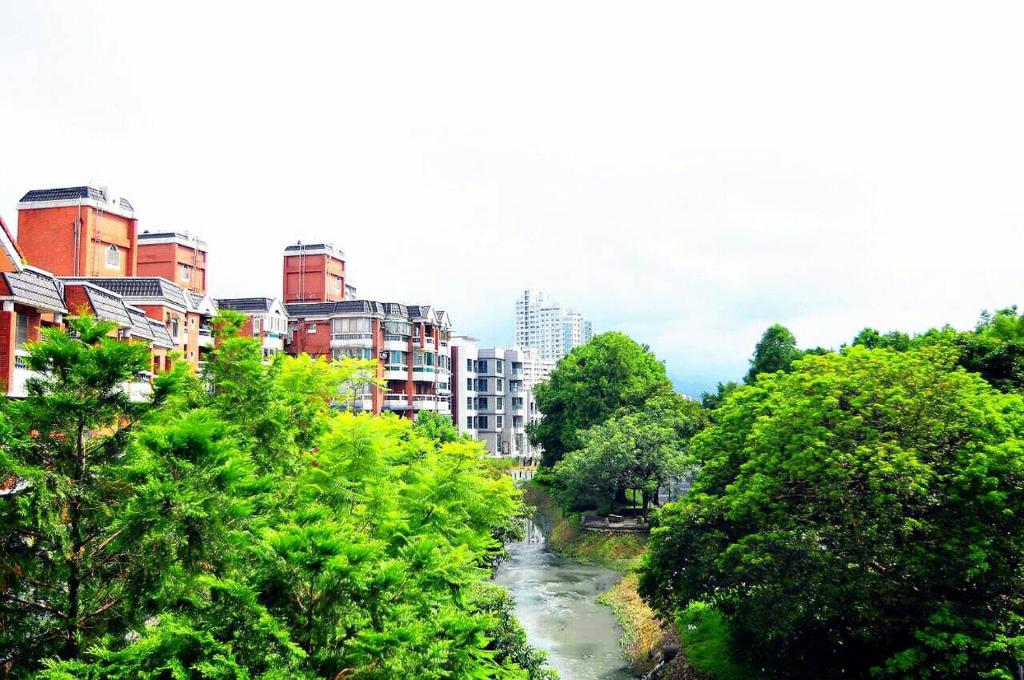 羅東鎮的住宿－５号公園民宿，城市中一条有建筑物的河流