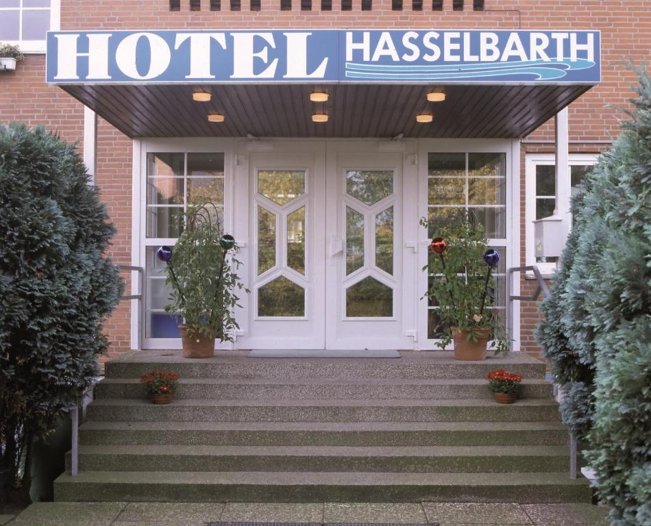 une noisette d'hôtel avec des escaliers devant une porte dans l'établissement Hotel Hasselbarth, à Burg