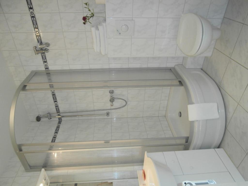 Bilik mandi di Hotel Hasselbarth
