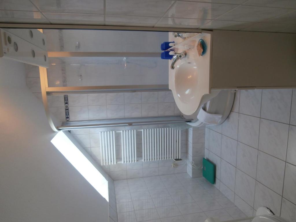 Bilik mandi di Hotel Hasselbarth
