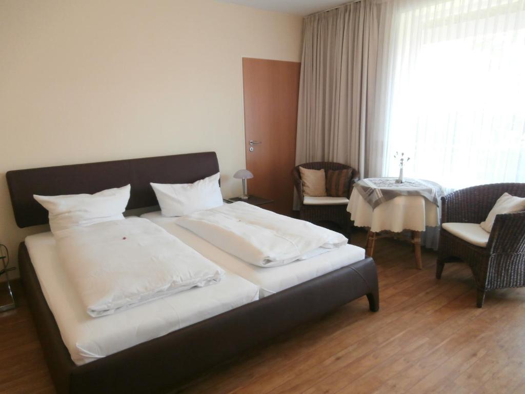 Katil atau katil-katil dalam bilik di Hotel Hasselbarth