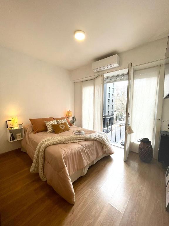 1 dormitorio con cama grande y ventana grande en Departamento excelente ubicación en Mar del Plata