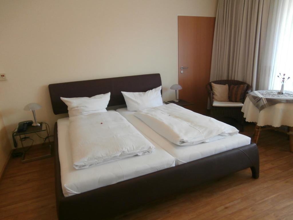 Katil atau katil-katil dalam bilik di Hotel Hasselbarth