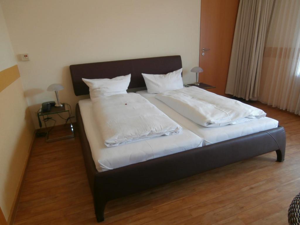 Katil atau katil-katil dalam bilik di Hotel Hasselbarth