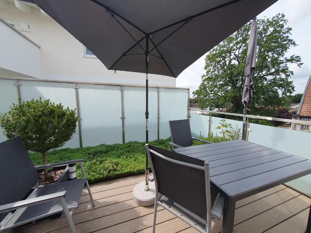 Balkón nebo terasa v ubytování Traumhafte neue Dachterrassenwohnung am Soyener See