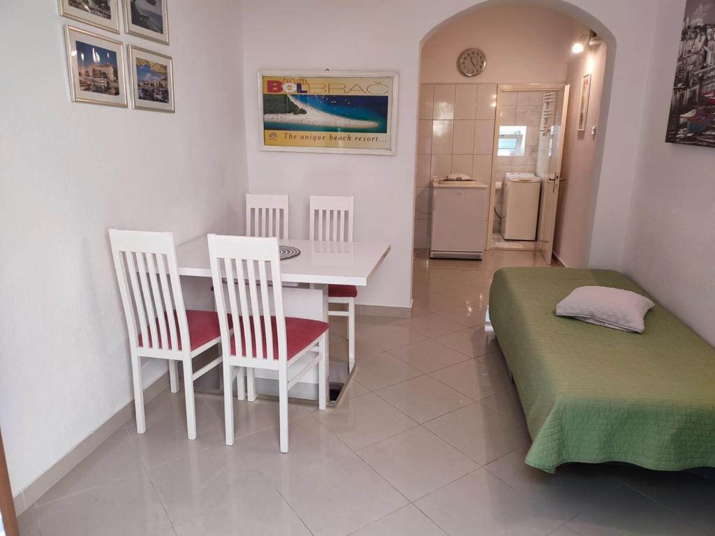 une pièce avec une table, des chaises et un lit dans l'établissement Apartment in Bol with terrace, air conditioning, WiFi, washing machine 3634-4, à Bol