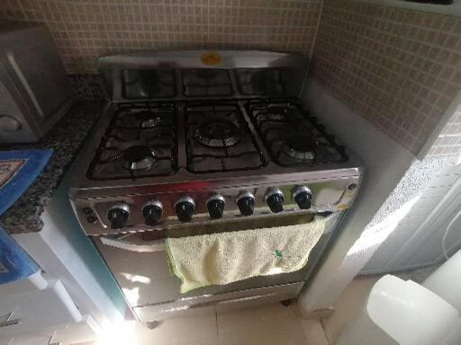 an old stove in a corner of a kitchen at Apartamento K de 3 a 5 Minutos de la embajada in Pantoja