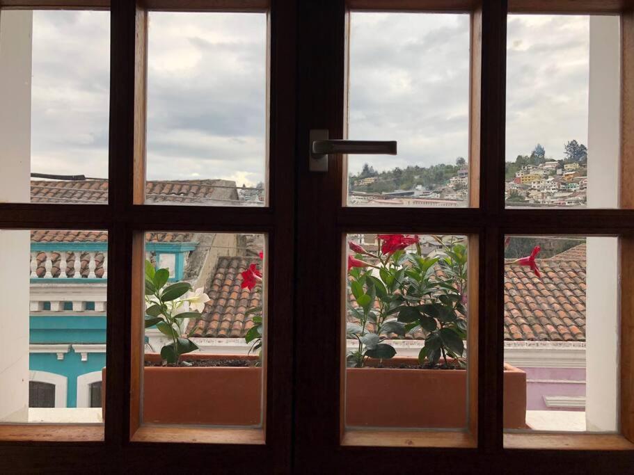 een raam met uitzicht op een stad die er doorheen kijkt bij Loft in Quito's historic center in Quito