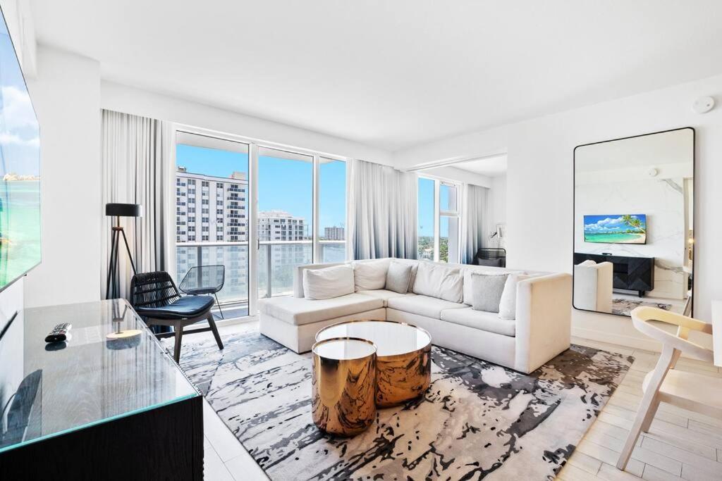 un soggiorno bianco con divano e tavolo di Oceanview Luxury, Resort Access, Sleeps 6 2BR 2BA - Vista Mar by HomeStakes a Fort Lauderdale