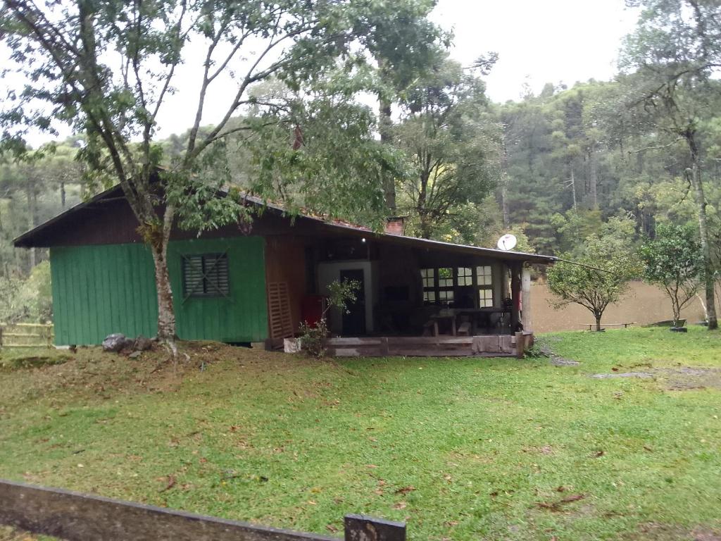 una casa en medio de un campo en Sítio lageana, en Gramado