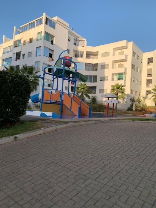 穆罕默迪耶Appart vue sur mer,的大型建筑前的游乐场