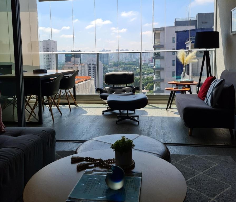 uma sala de estar com vista para uma grande janela em Moderno Oca Moema em São Paulo