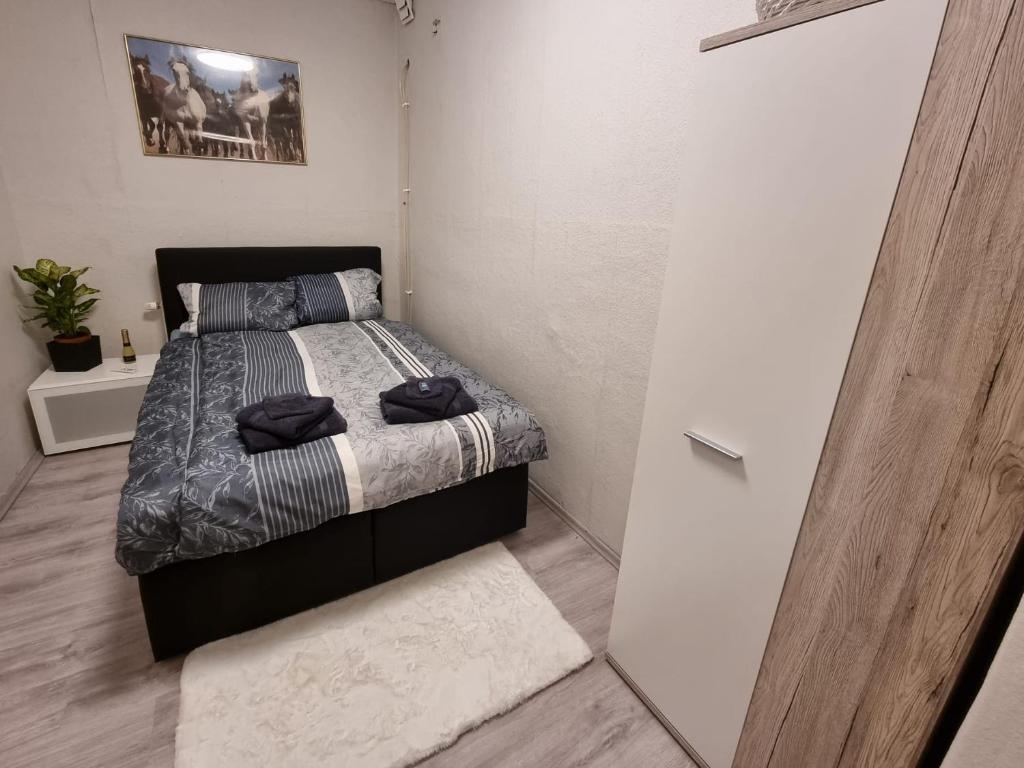 Ένα ή περισσότερα κρεβάτια σε δωμάτιο στο Gästewohnung in der Nähe des Ferienparks Plötzky