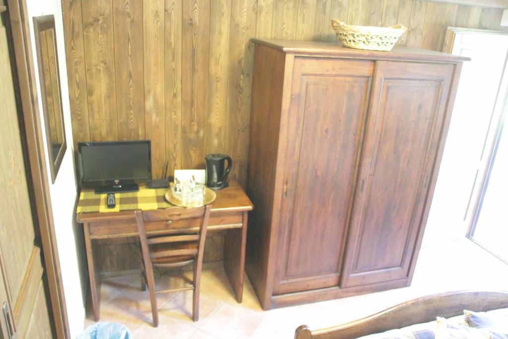 Příslušenství pro přípravu čaje a kávy v ubytování Chambres D'Hotes Les Fleurs