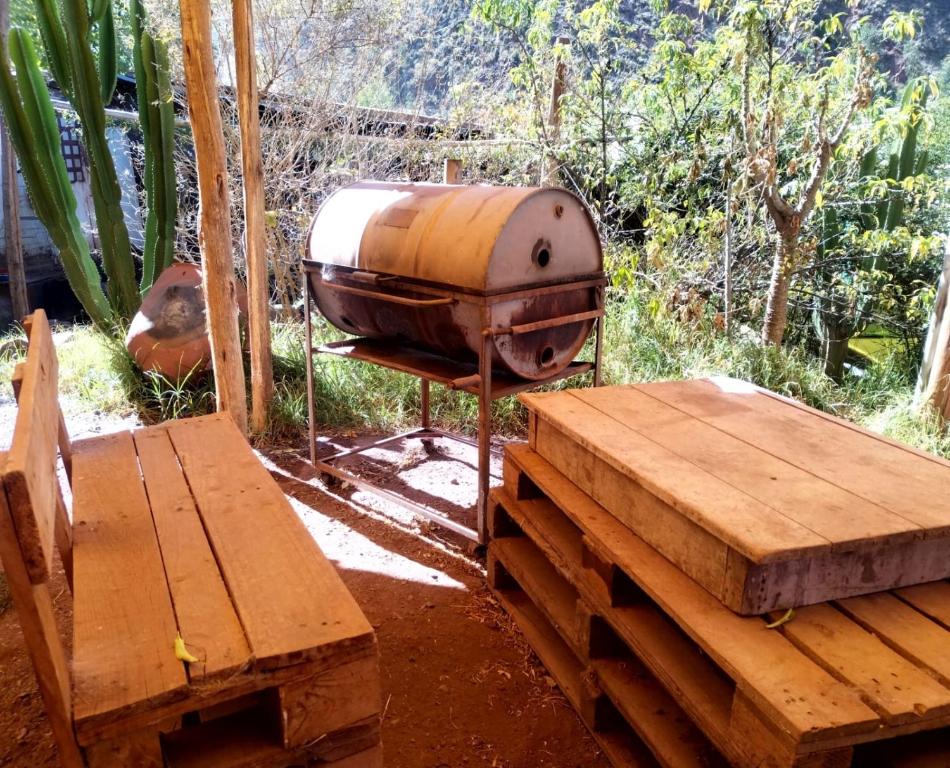 una parrilla sentada en un puesto junto a bancos de madera en CaSa NIdo de OrO, en Oropesa