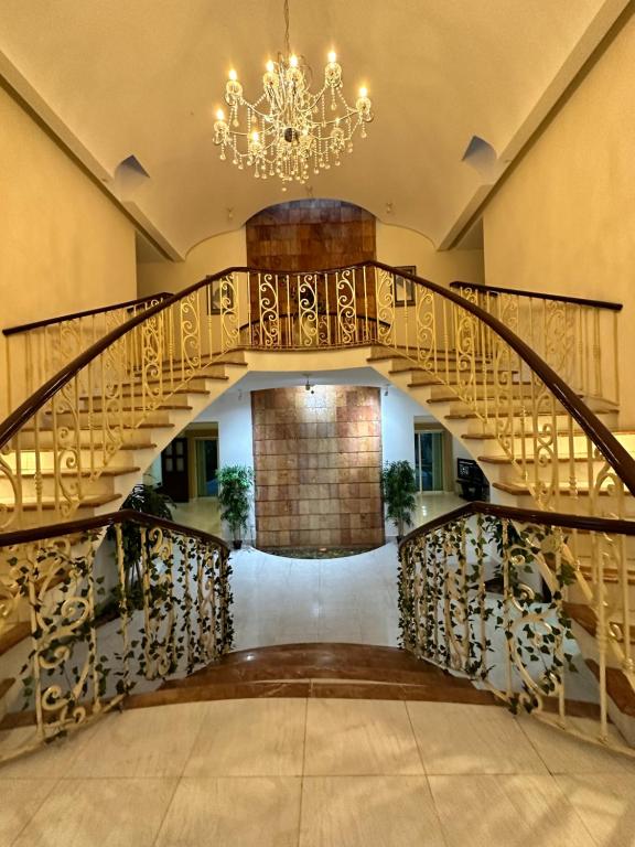 spiralne schody w budynku z żyrandolem w obiekcie Casa Sasha's Mini Palace w mieście Cancún