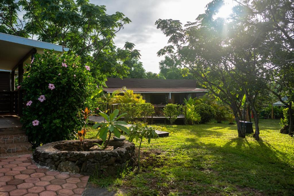um jardim em frente a uma casa em Cabañas Raupa em Hanga Roa
