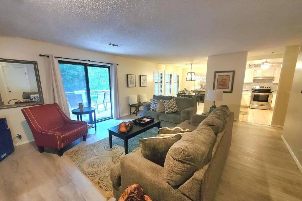 a living room with a couch and a chair at Hidden Gem 3bd/2bth 1levl in Hot Springs Village