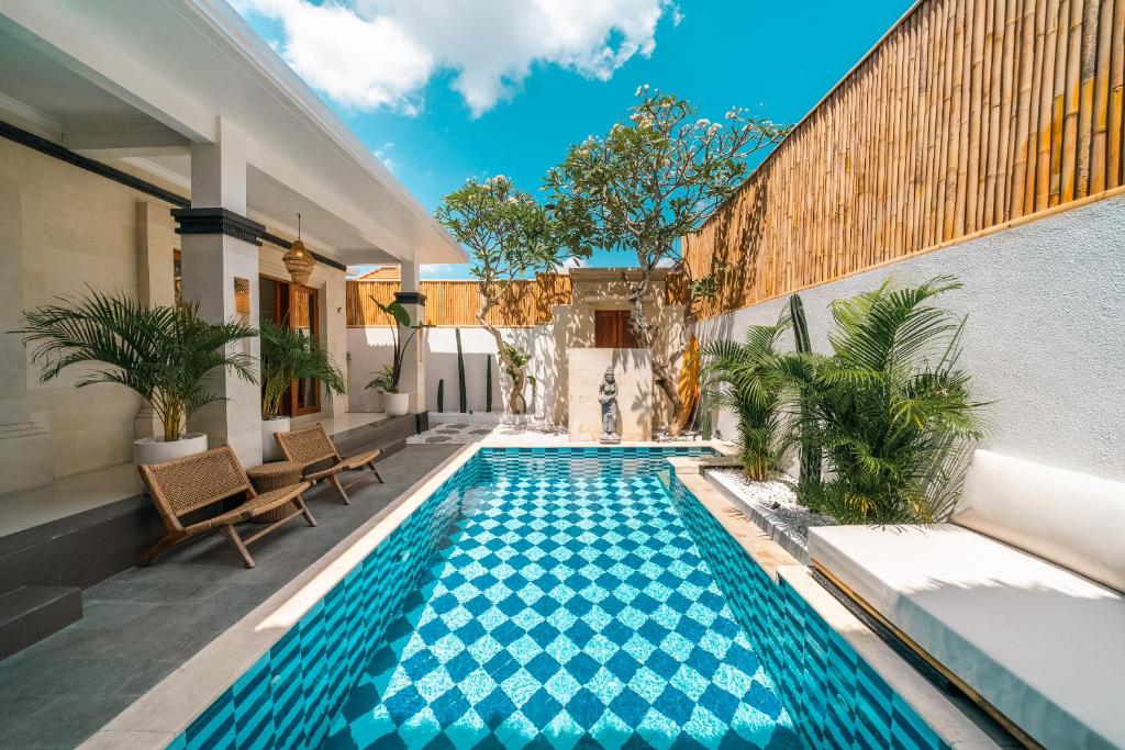 Бассейн в Villa 3BR Canggu Tropical Vibes ! или поблизости