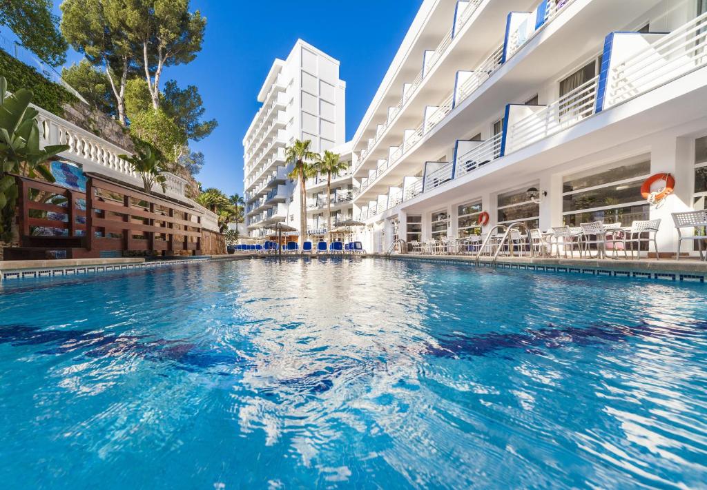 a swimming pool in the middle of a building at Globales Palmanova Palace in Palmanova