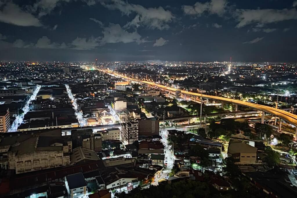 Blick auf eine Stadt in der Nacht mit einer Brücke in der Unterkunft Property inactive in Manila