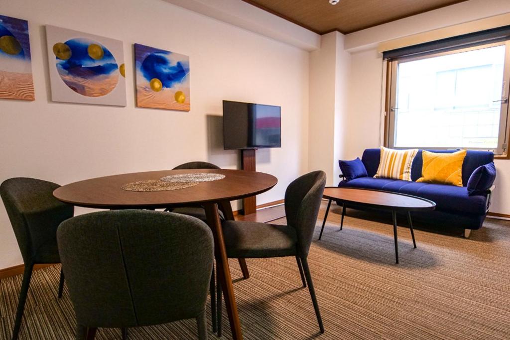un salon avec une table et un canapé dans l'établissement J-Court Oshiage, à Tokyo