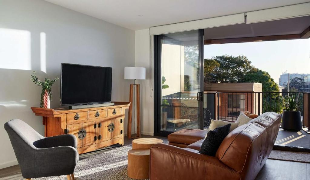 un soggiorno con divano e TV a schermo piatto di The Landing a Newcastle