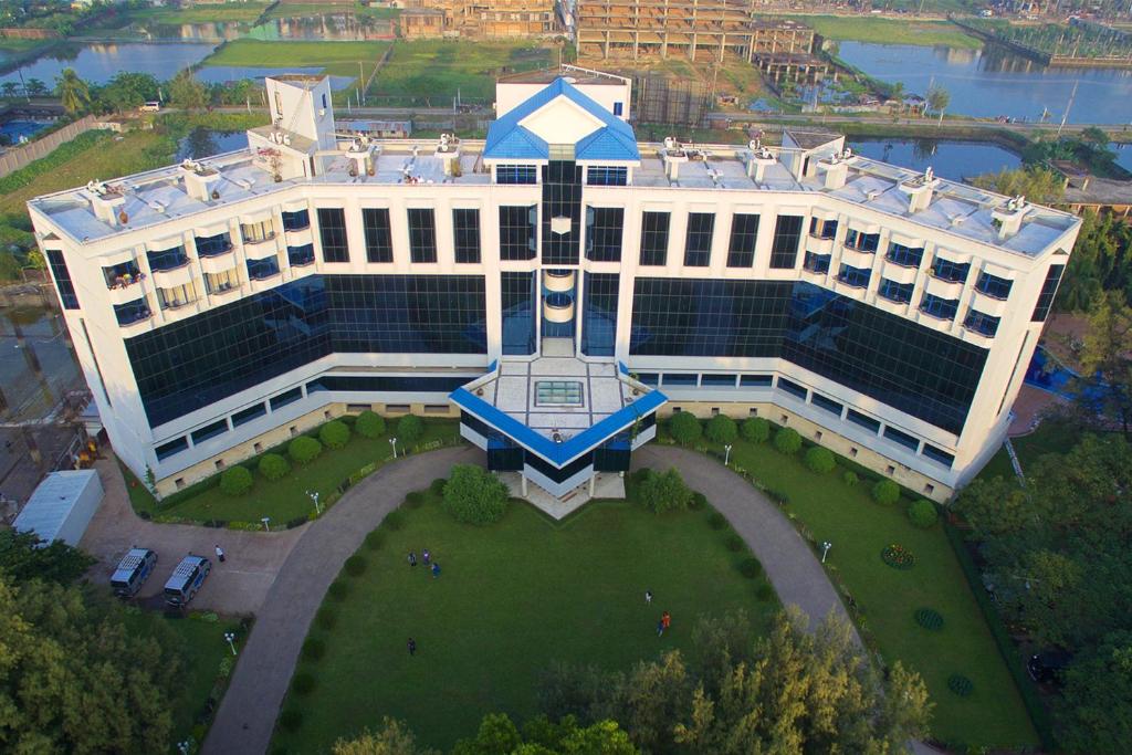 una vista aérea de un gran edificio con patio en Seagull Hotel Ltd, en Cox's Bazar