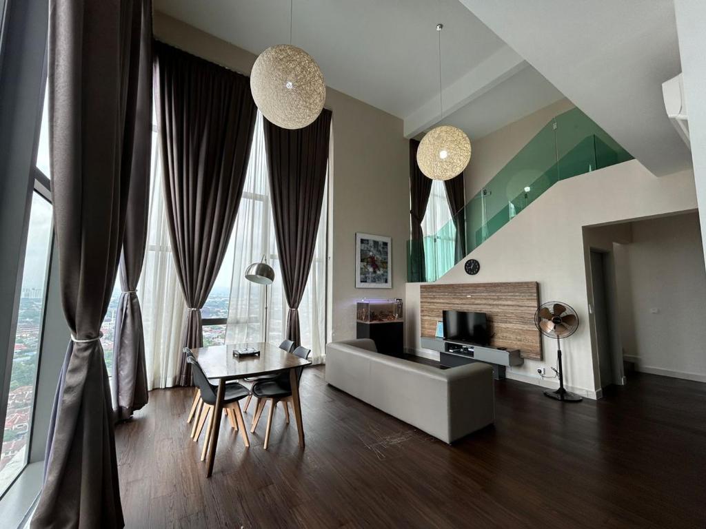 Bandar Baru Bangi的住宿－INAP DESA EVO BANGI，客厅配有沙发和桌子