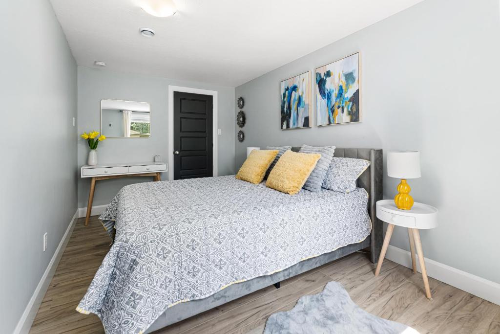 Schlafzimmer mit einem Bett und einem Tisch in der Unterkunft One bedroom apartment Moncton North ! in Moncton