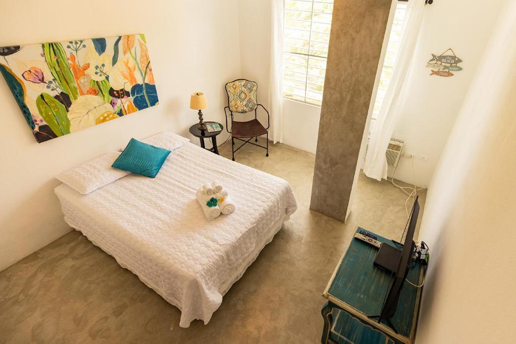 Un dormitorio con una cama con dos ositos de peluche. en Vieques Tropical Guest House, en Vieques