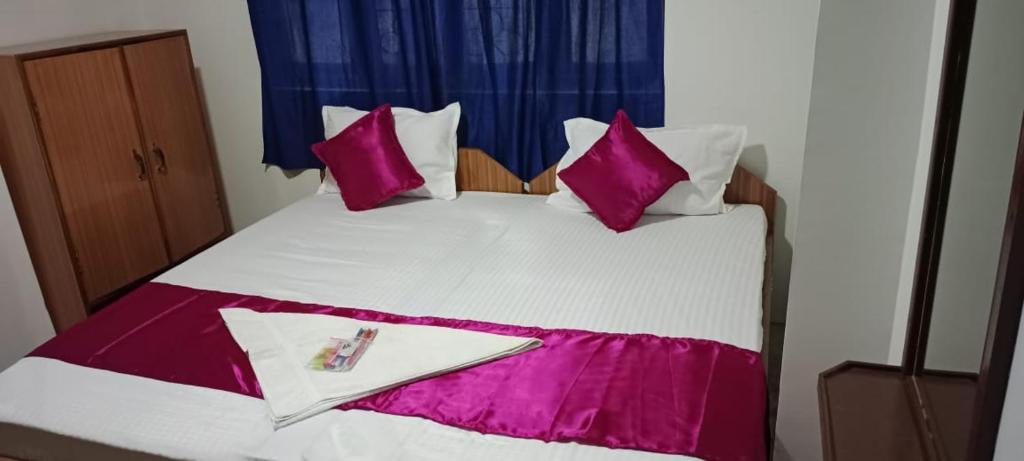 1 dormitorio con 1 cama con sábanas rosas y blancas en HOTEL WAYSIDE, en Gangtok