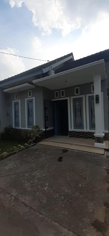 una casa con una entrada delante de ella en VILLA INTAN PALEMBANG, en Talangbetutu