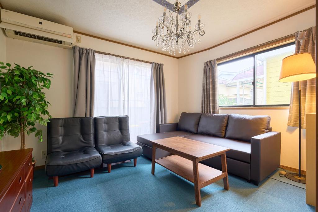 a living room with a couch and two chairs and a table at Morden stylish villa--Max12p--2Bathrooms--Free wifi in Tokyo