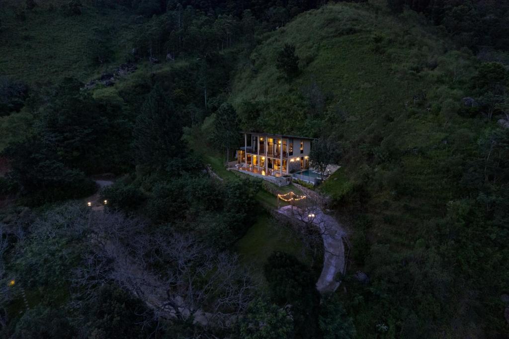 una vista aérea de una casa en una colina por la noche en The Capoe House, en Haputale