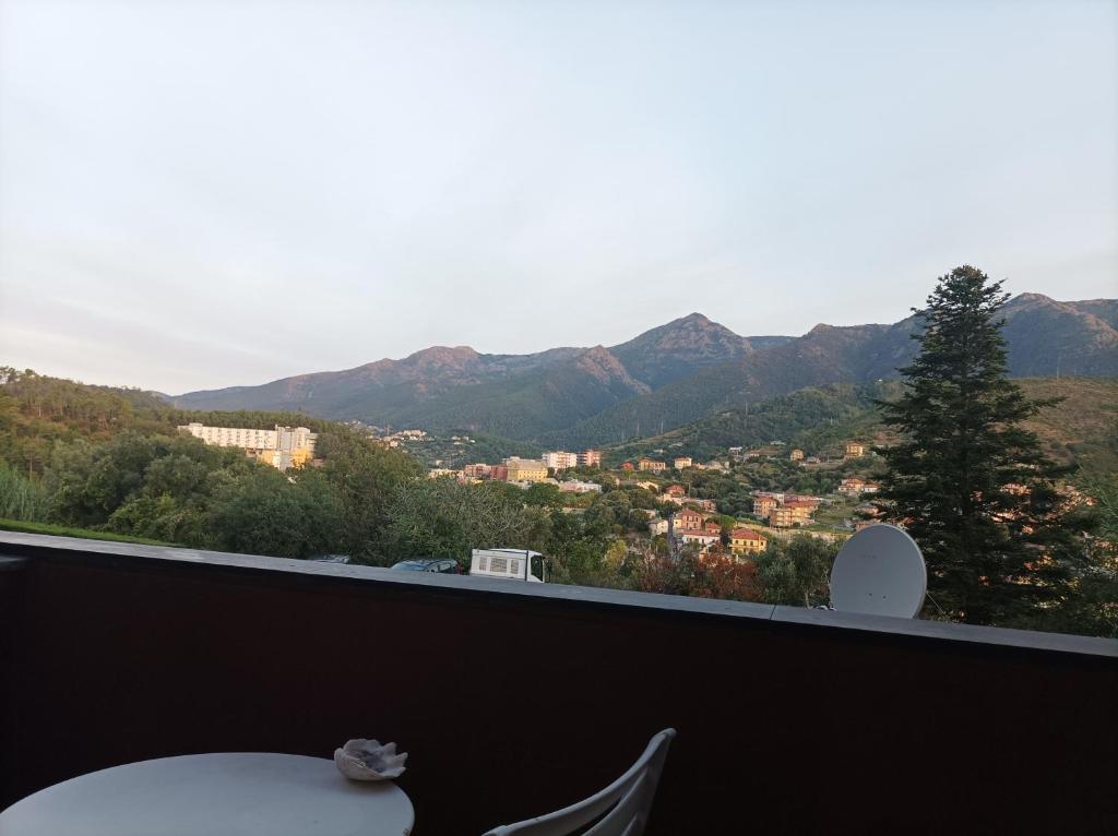 d'un balcon avec une table et une vue sur les montagnes. dans l'établissement la sosta, à Arenzano