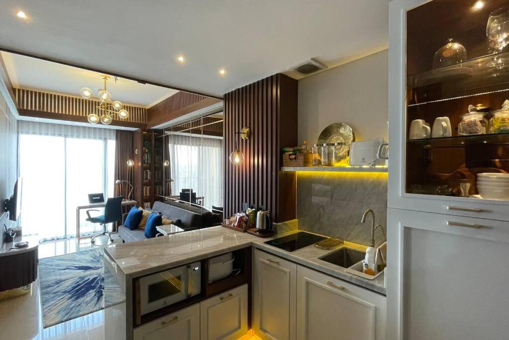 eine Küche mit einer Spüle und einer Arbeitsplatte in der Unterkunft The Best Merapi View Apartment By Kinasih Suites in Ngaglik