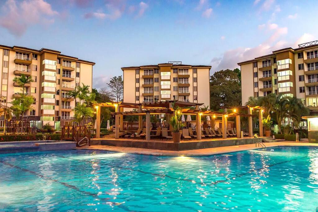 Bazén v ubytování Condo en Jacó nebo v jeho okolí