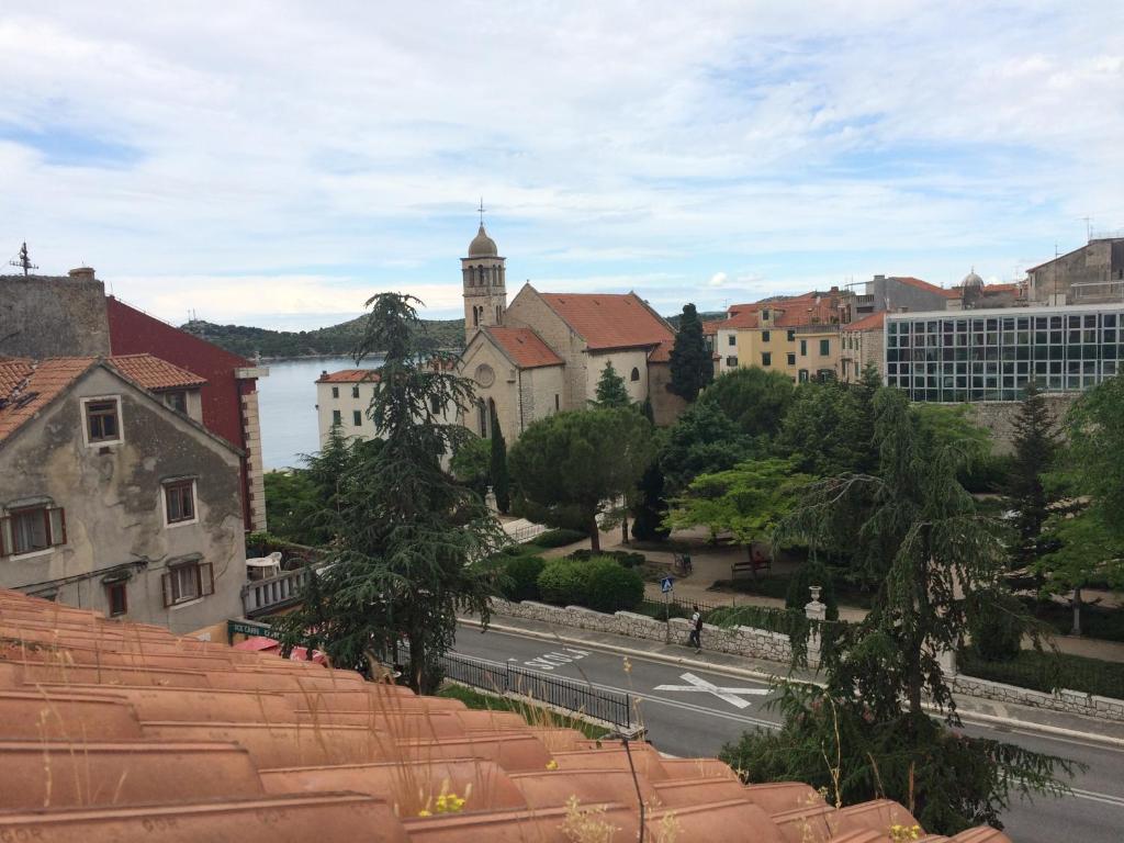 vistas a una ciudad con río y edificios en Apartment City Vibe, great location!, en Šibenik