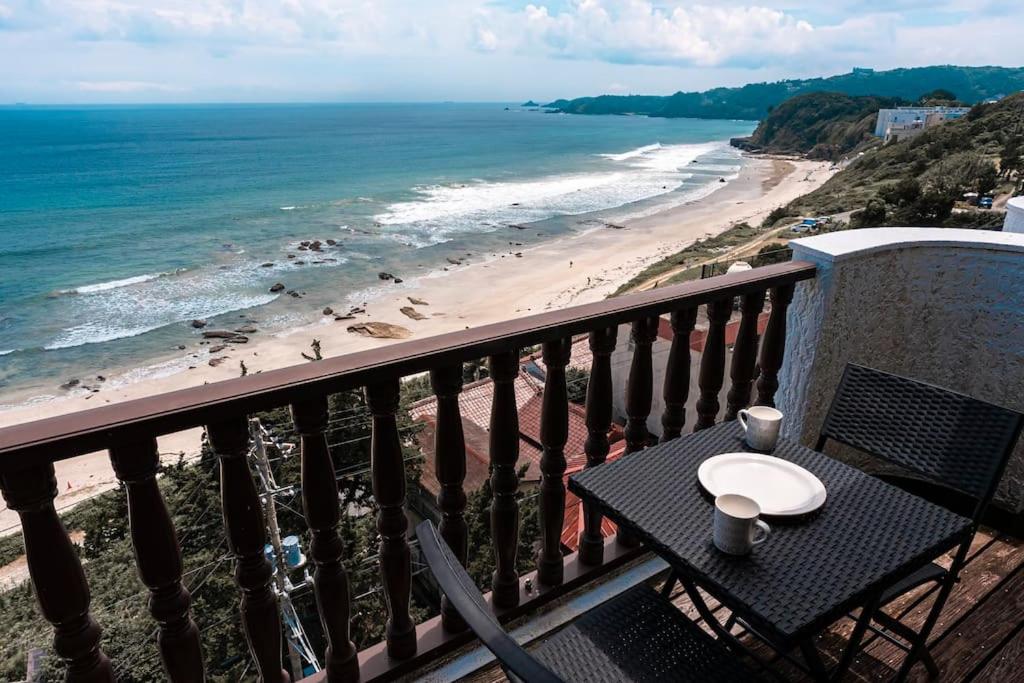 Harada的住宿－白浜大洋マンション，海滩景阳台桌子